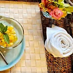 호텔 Traiteur Les Ormes, The Originals Relais 바르네빌카테레