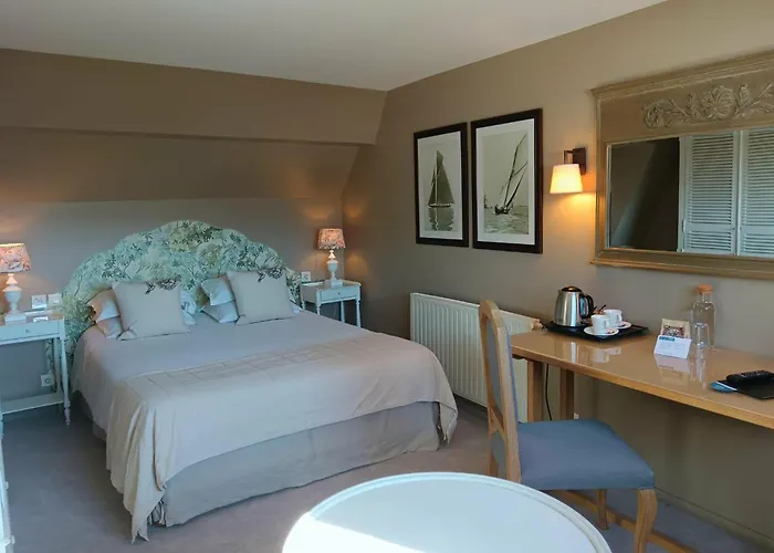 호텔 Traiteur Les Ormes, The Originals Relais 3*